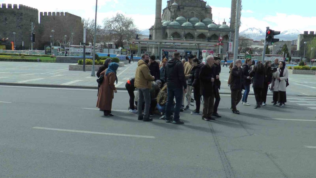 Karşıya geçmek isteyen yayaya motosiklet çarptı
