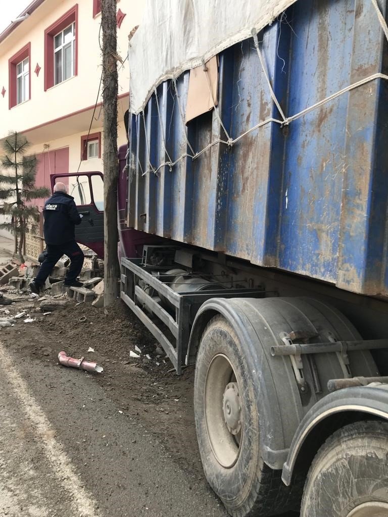 Kamyon evin duvarına çarptı, ortalık savaş alanına döndü