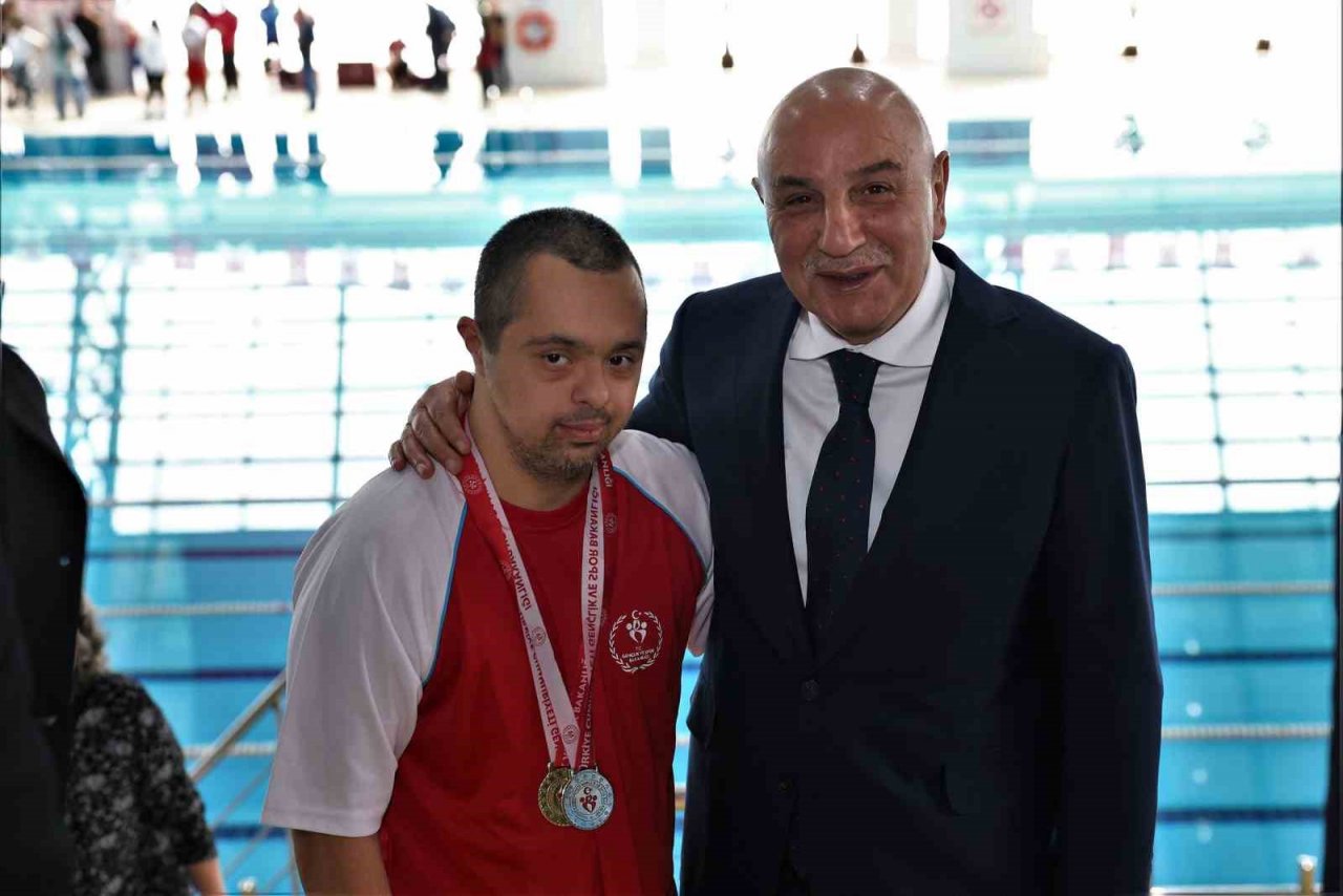 Özel sporcular madalyalarını Altınok’tan aldı