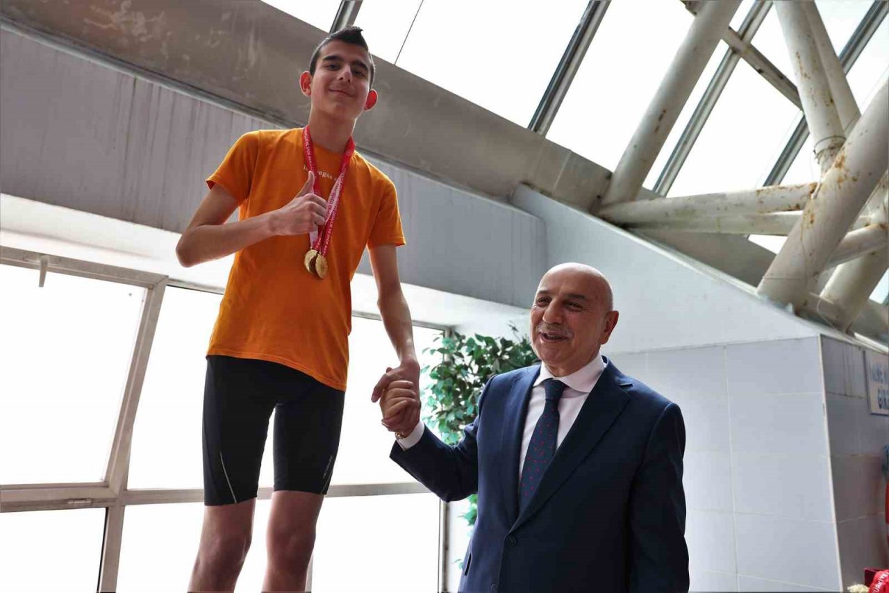 Özel sporcular madalyalarını Altınok’tan aldı