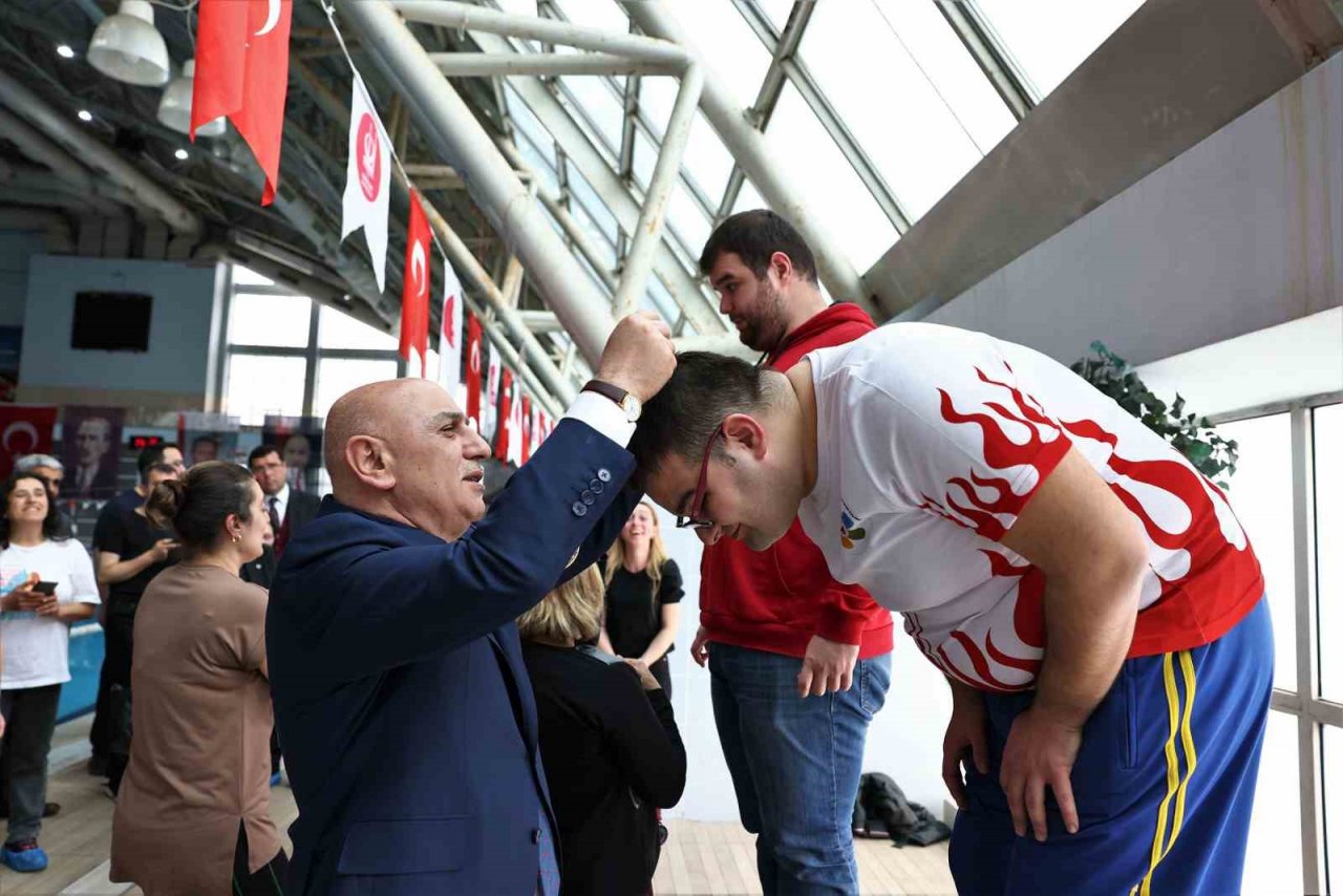 Özel sporcular madalyalarını Altınok’tan aldı