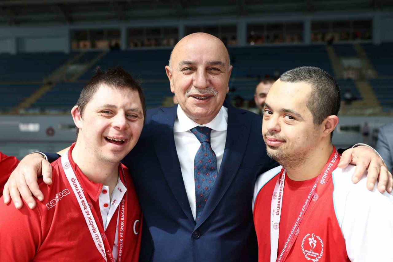 Özel sporcular madalyalarını Altınok’tan aldı