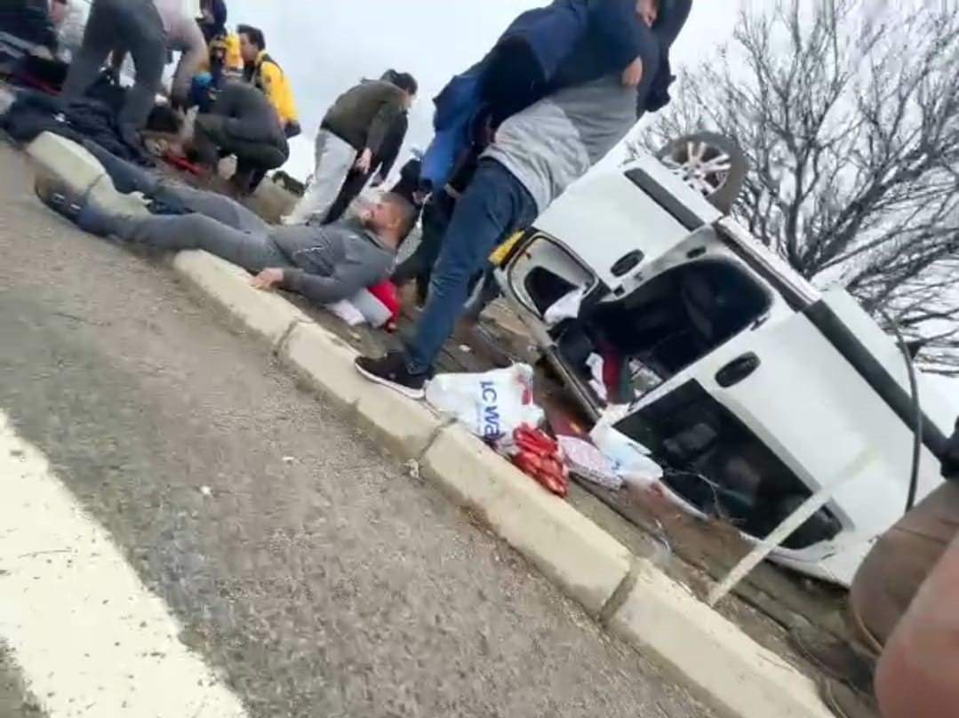 Elektrik direğine çarpan otomobildeki 5 kişi yaralandı