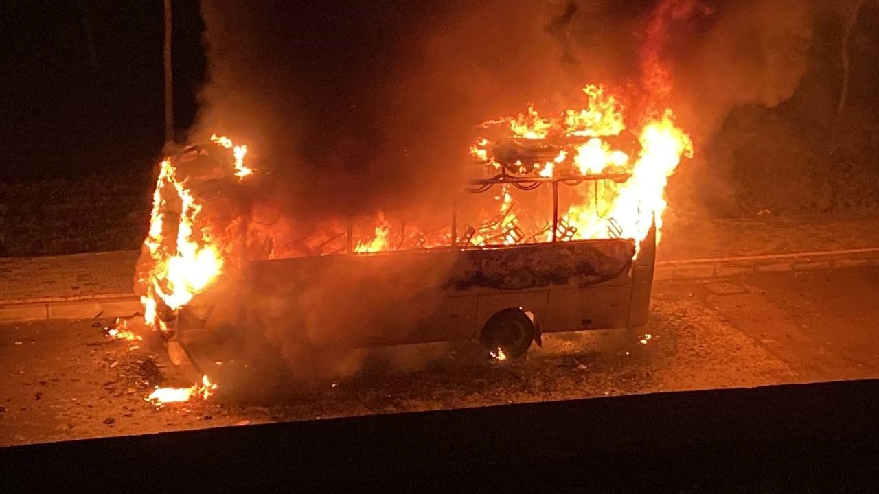 İşçi servisi alev alev yandı, facianın eşiğinden dönüldü