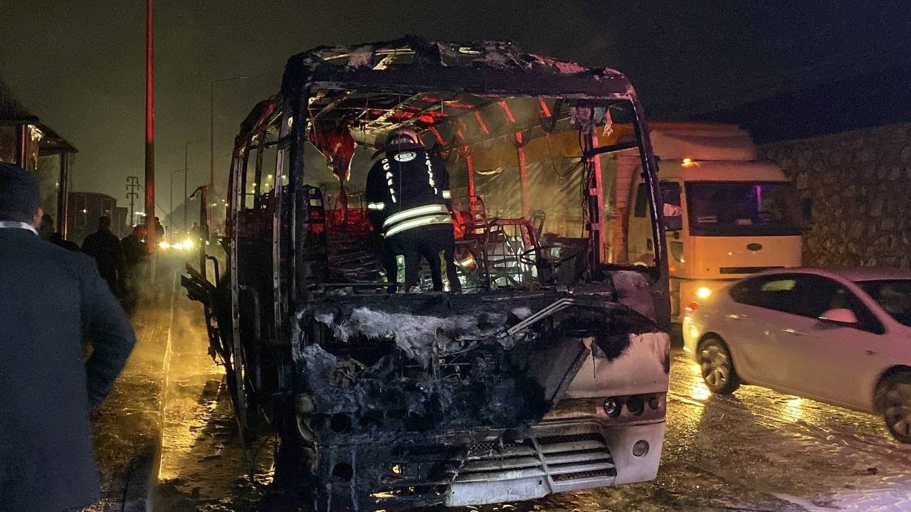İşçi servisi alev alev yandı, facianın eşiğinden dönüldü