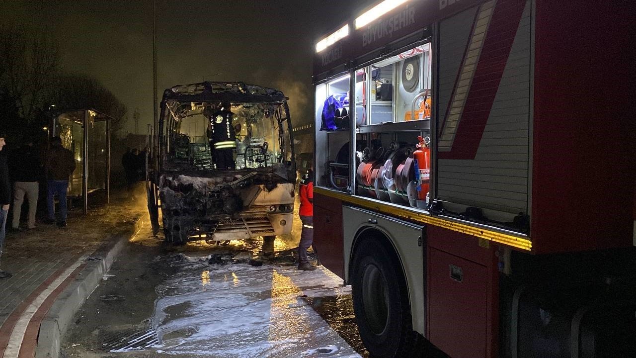 İşçi servisi alev alev yandı, facianın eşiğinden dönüldü
