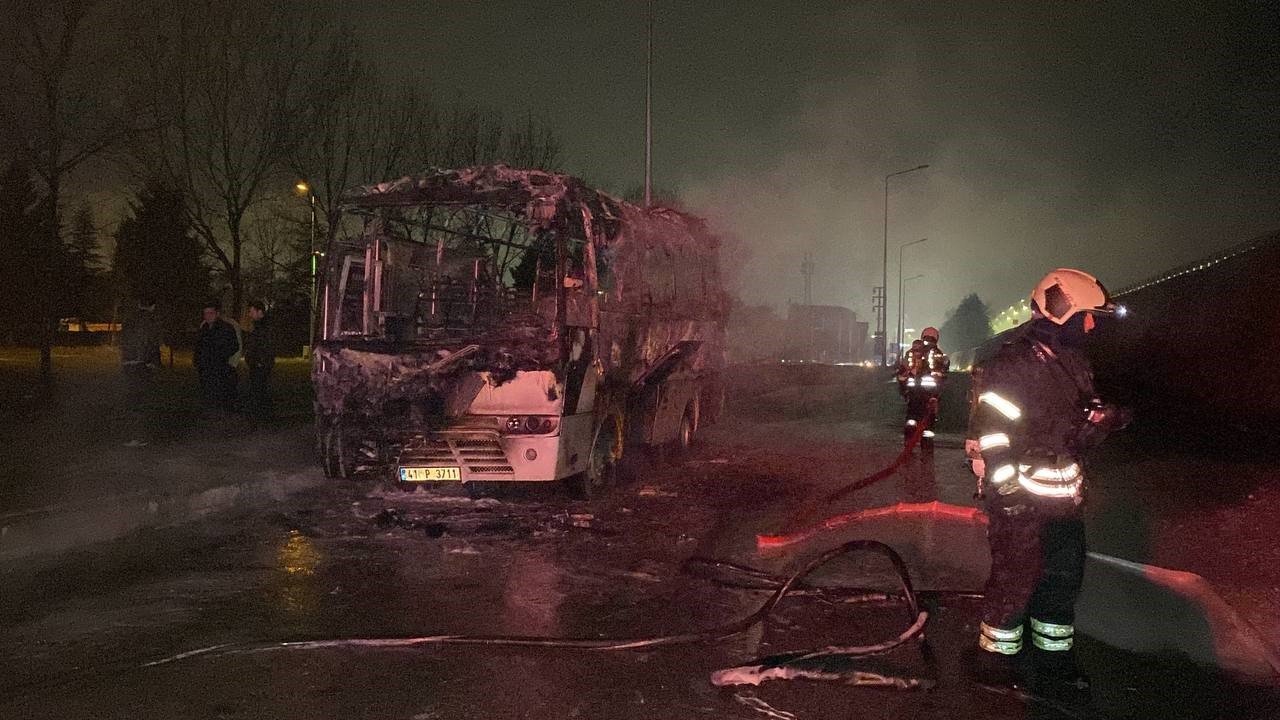 İşçi servisi alev alev yandı, facianın eşiğinden dönüldü