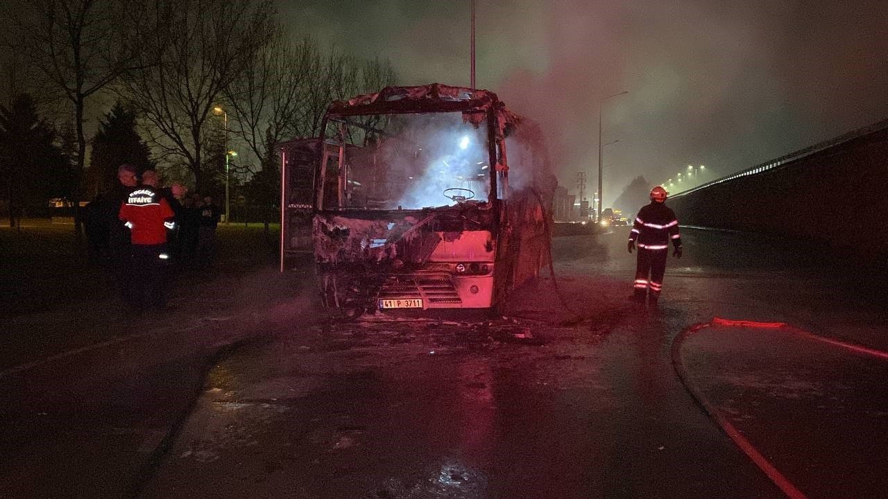 İşçi servisi alev alev yandı, facianın eşiğinden dönüldü