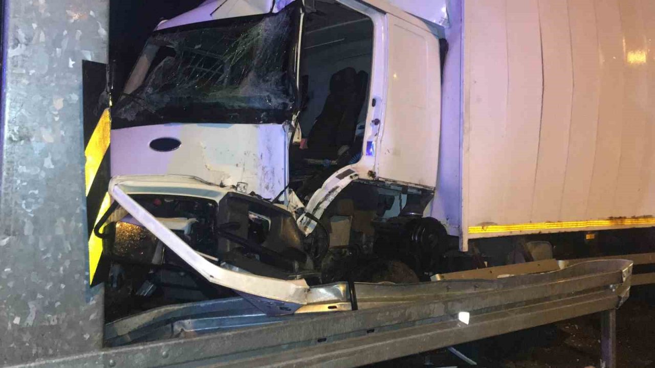 Kuzey Marmara’da kaza: Yol ayrımı tabelasına çarpan tırın sürücüsü yaralandı