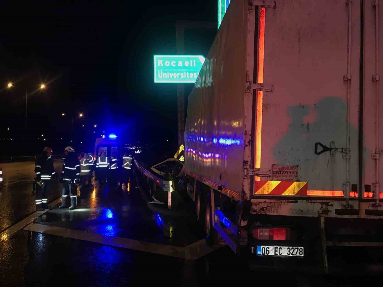 Kuzey Marmara’da kaza: Yol ayrımı tabelasına çarpan tırın sürücüsü yaralandı