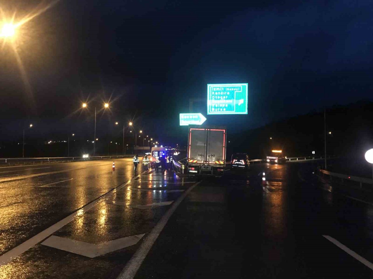Kuzey Marmara’da kaza: Yol ayrımı tabelasına çarpan tırın sürücüsü yaralandı