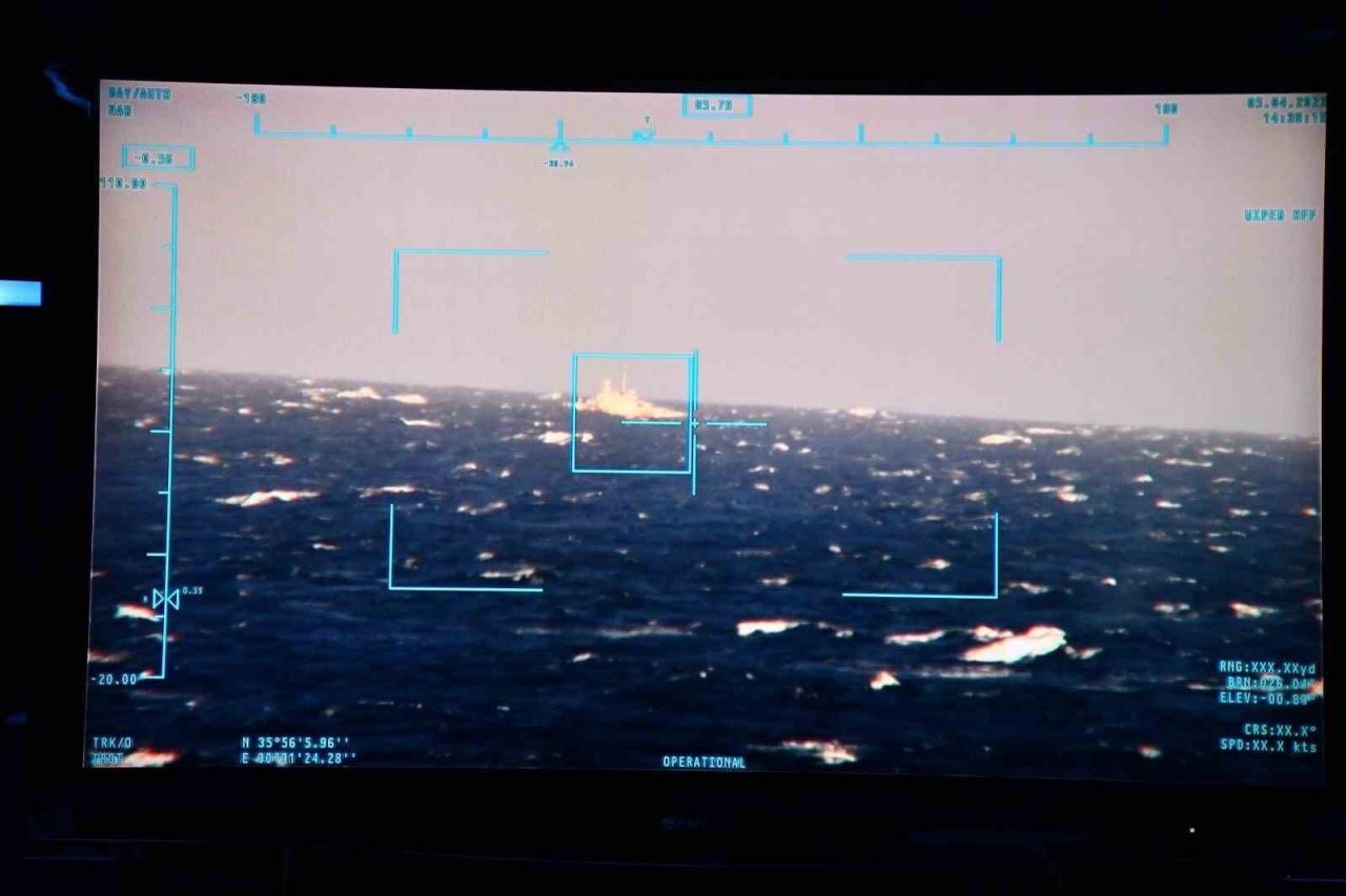 Mehmetçik, batan JOE-2 isimli ticari geminin personelini arama kurtarma faaliyetlerine destek oluyor