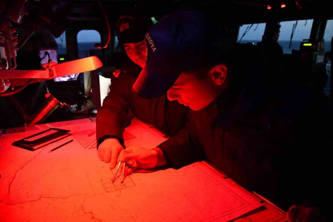 Mehmetçik, batan JOE-2 isimli ticari geminin personelini arama kurtarma faaliyetlerine destek oluyor