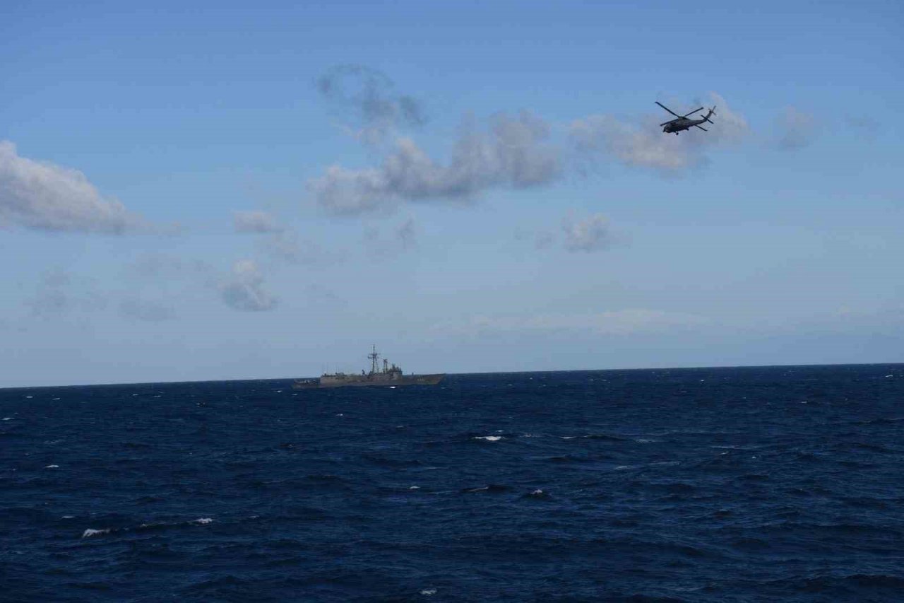 Mehmetçik, batan JOE-2 isimli ticari geminin personelini arama kurtarma faaliyetlerine destek oluyor