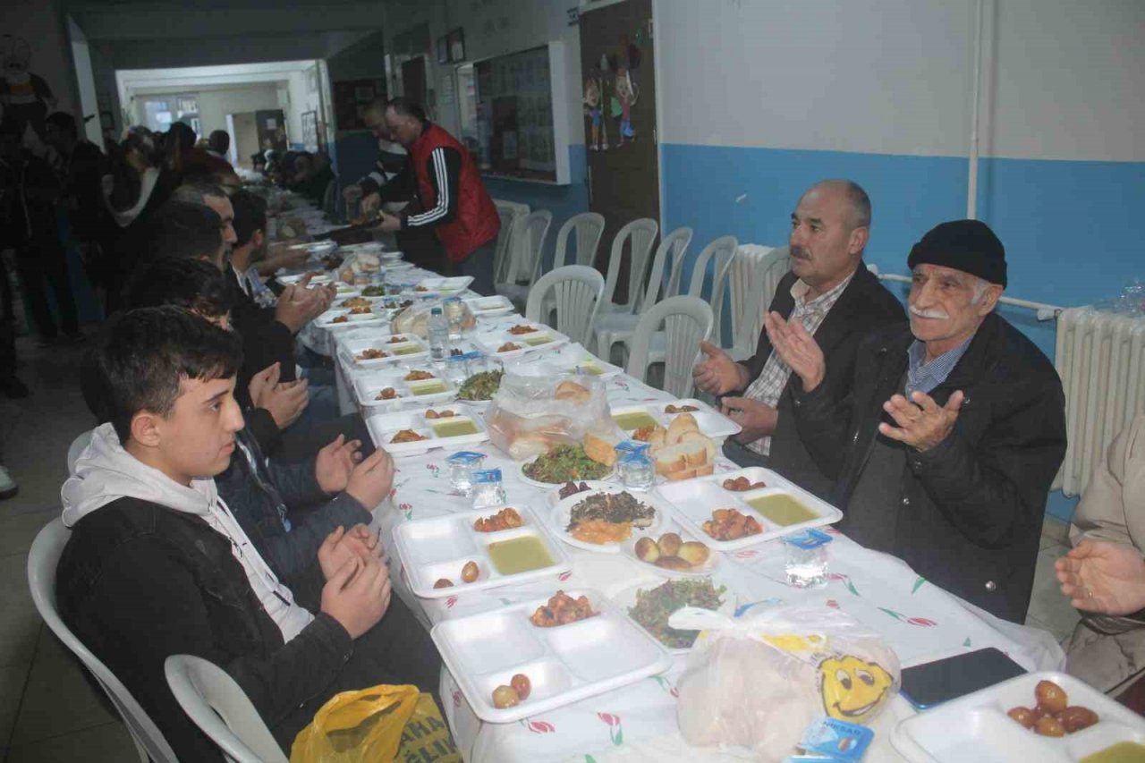 Ordu’da minik öğrencilerden depremzedeler için iftar programı