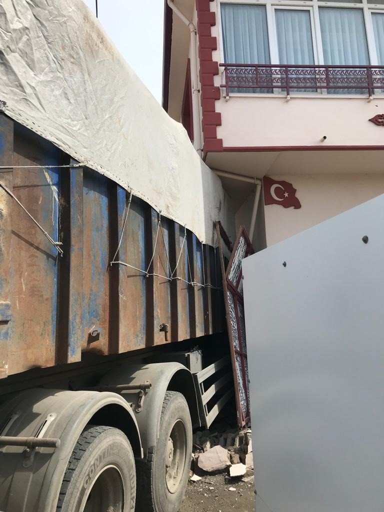 Kamyon evin duvarına çarptı, ortalık savaş alanına döndü