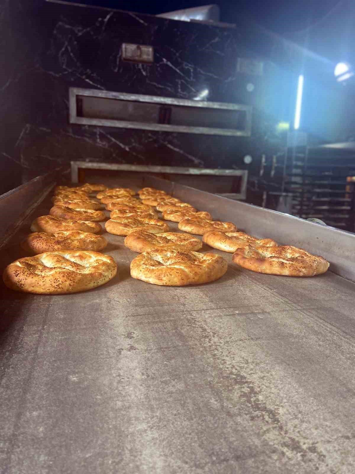 Alanya Belediyesi halk ekmek büfelerinde satılan pidelere yoğun ilgi