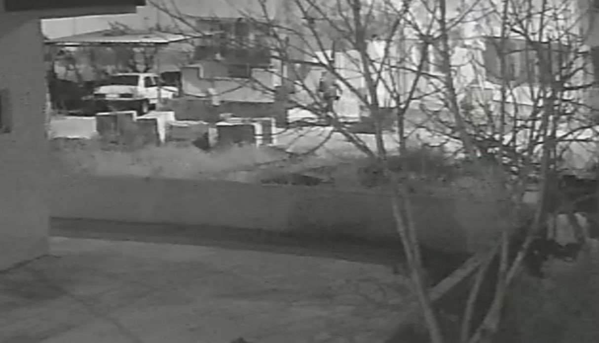 Apartman sakinleri sahurda uyanınca çaldıkları av tüfeğiyle kaçtılar