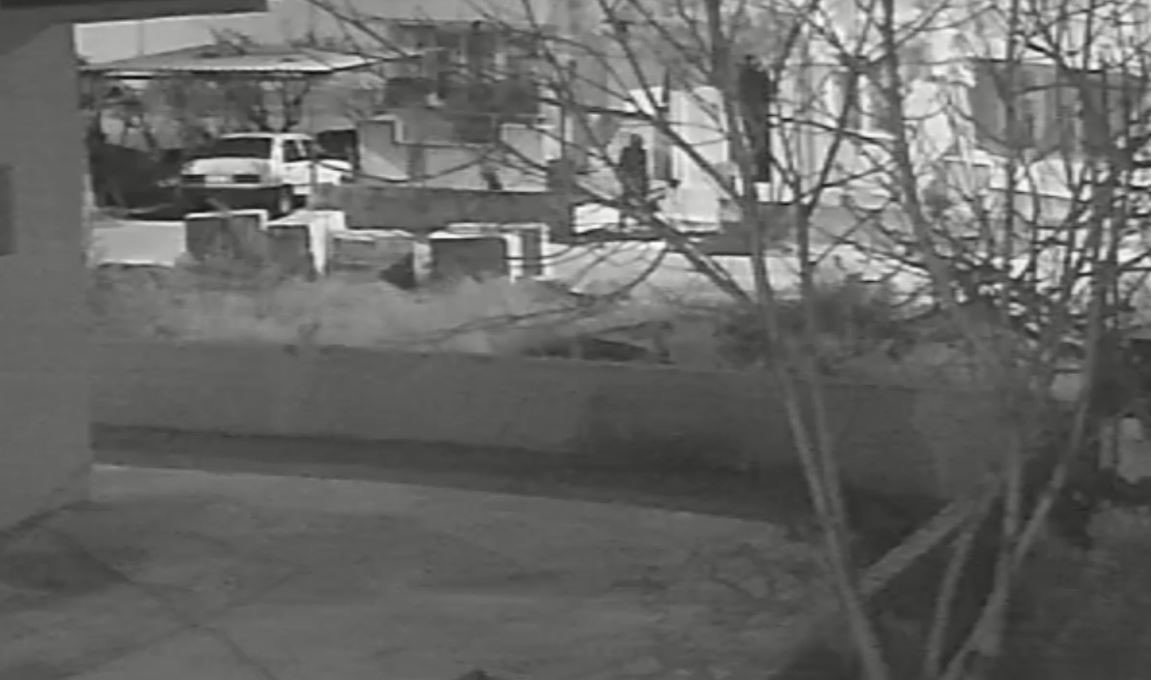 Apartman sakinleri sahurda uyanınca çaldıkları av tüfeğiyle kaçtılar