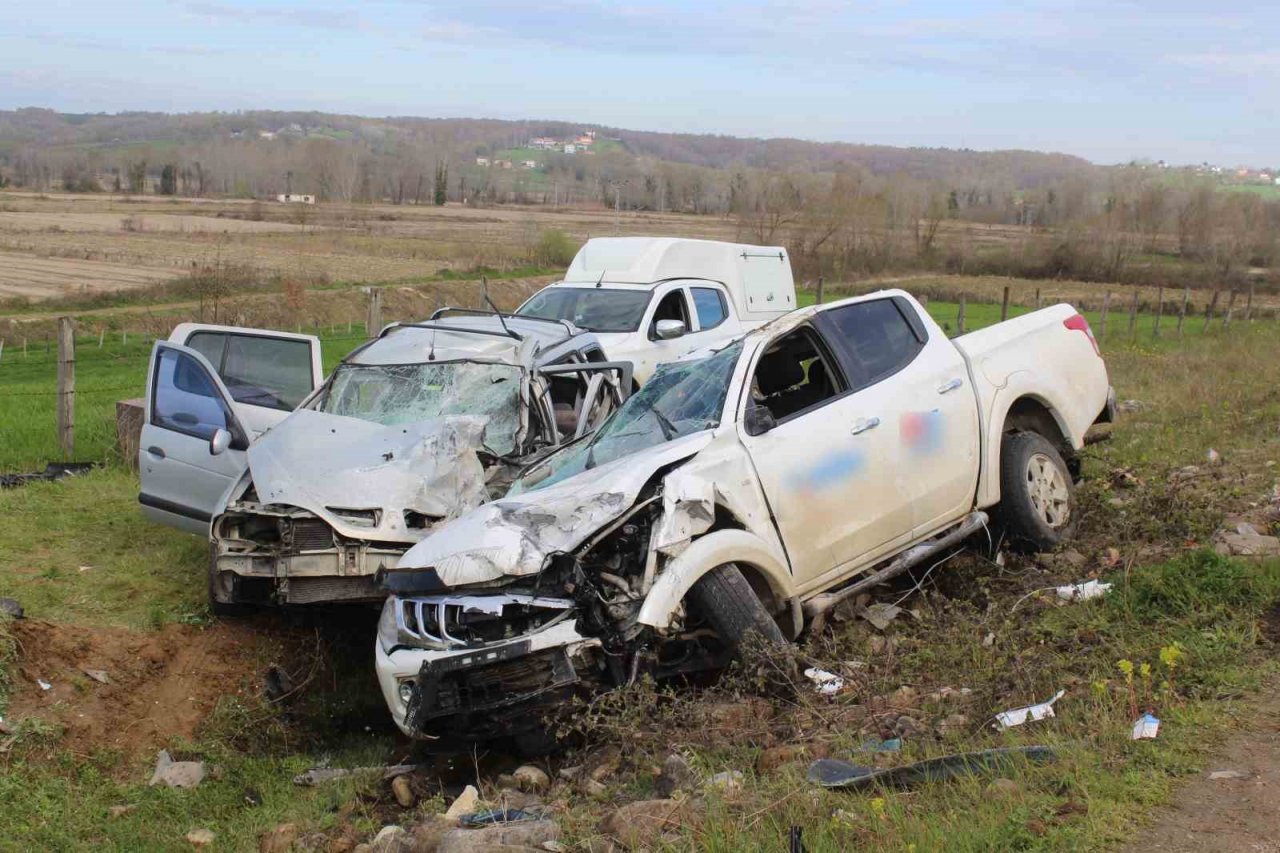 Pikap ile otomobil kafa kafaya çarpıştı: 4 yaralı