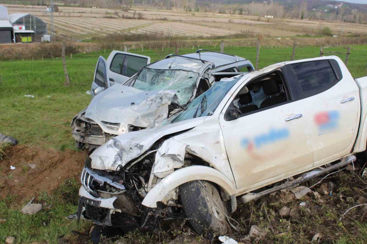 Pikap ile otomobil kafa kafaya çarpıştı: 4 yaralı