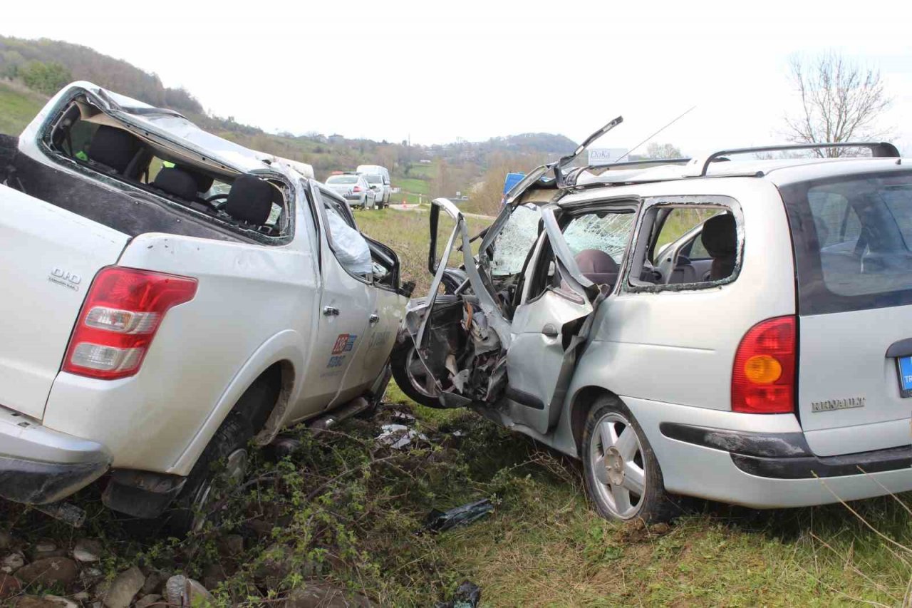 Pikap ile otomobil kafa kafaya çarpıştı: 4 yaralı