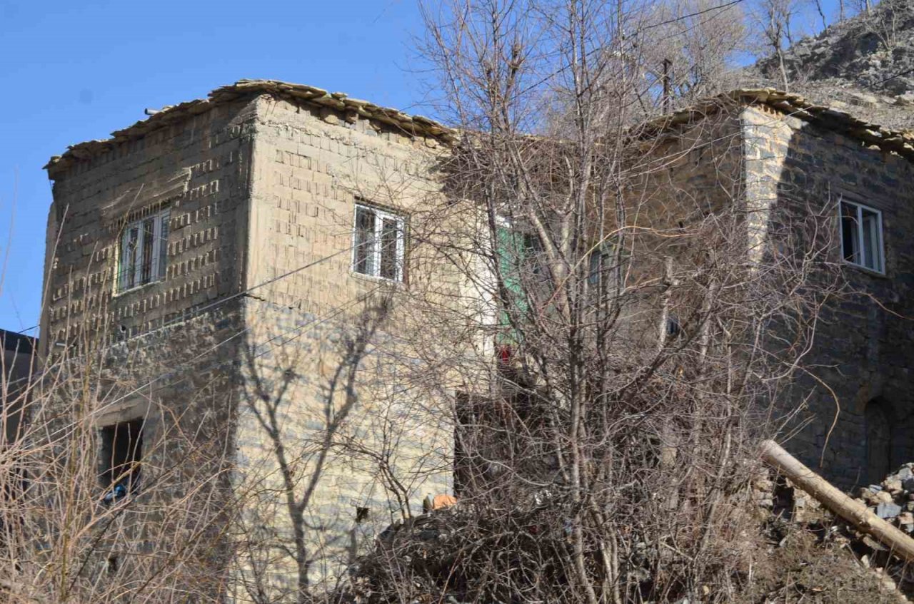 Uludere ilçesindeki asırlık kolonsuz taş evler yıllara meydan okuyor