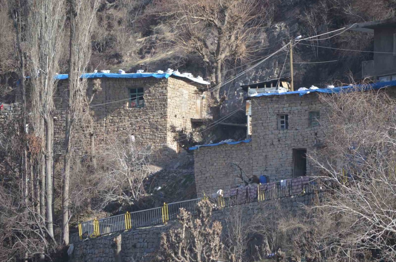 Uludere ilçesindeki asırlık kolonsuz taş evler yıllara meydan okuyor