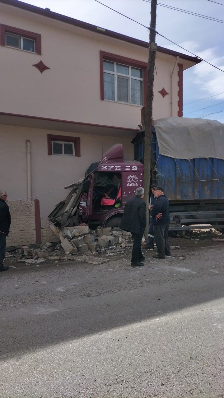 Kamyon evin duvarına çarptı, ortalık savaş alanına döndü