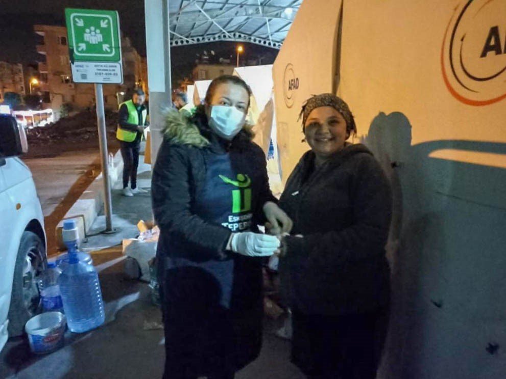 Tepebaşı’nın Hatay Arsuz’da 5 bin vatandaşa sahur ikramı sürüyor