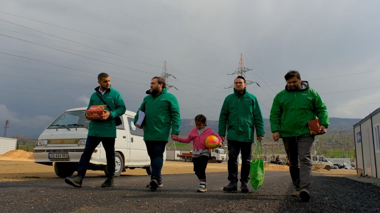 Almanya’dan Türkiye’ye kurulan gönül köprüsüyle yardımlar deprem bölgesine ulaştırıldı