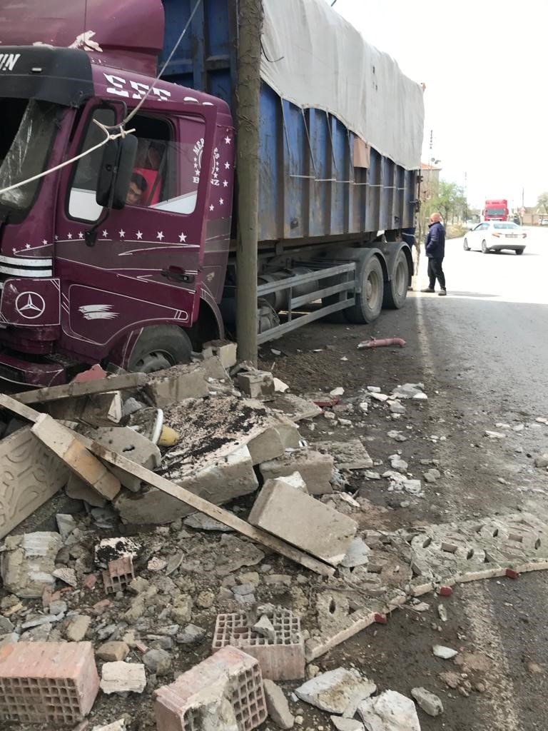 Kamyon evin duvarına çarptı, ortalık savaş alanına döndü