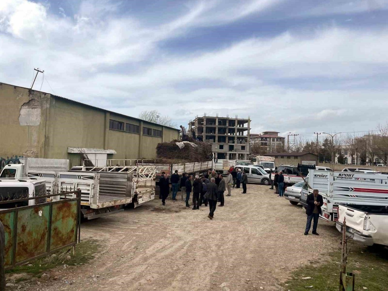 Vanlı çiftçiler, meyve fidanlarını toprakla buluşturuyor