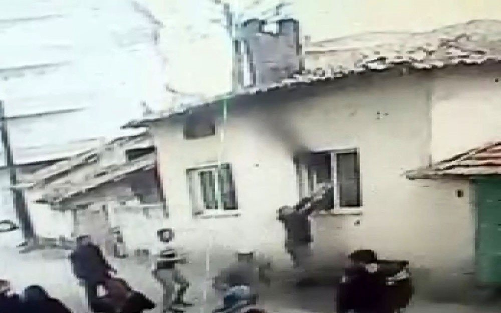 Uykuda yangına yakalanan yaşlı adamı alevlerin arasından kurtardılar