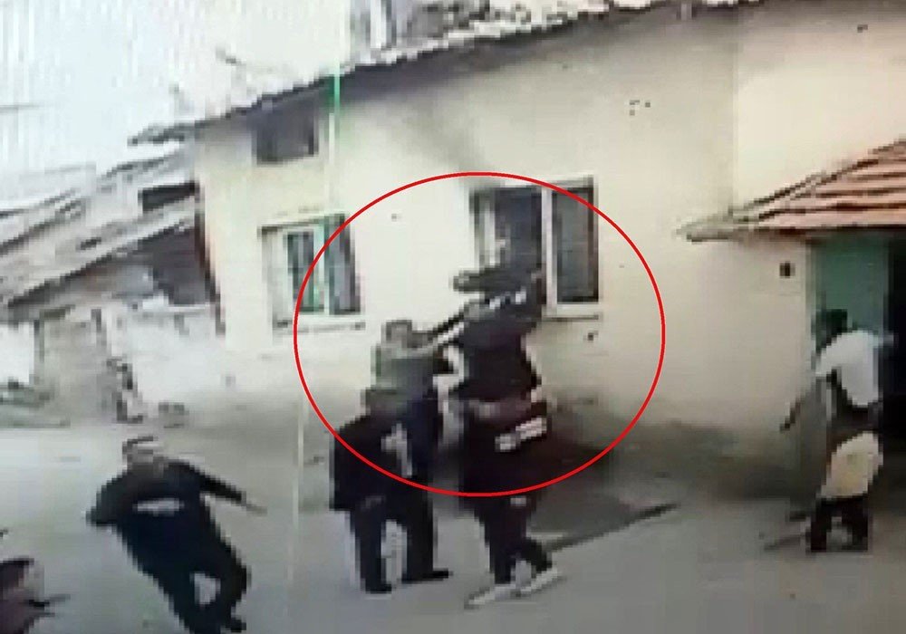 Uykuda yangına yakalanan yaşlı adamı alevlerin arasından kurtardılar