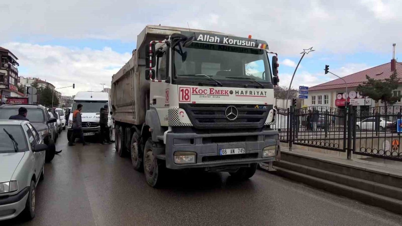 Yozgat’ta hafriyat kamyonu ile öğrenci servisi çarpıştı: 7 yaralı