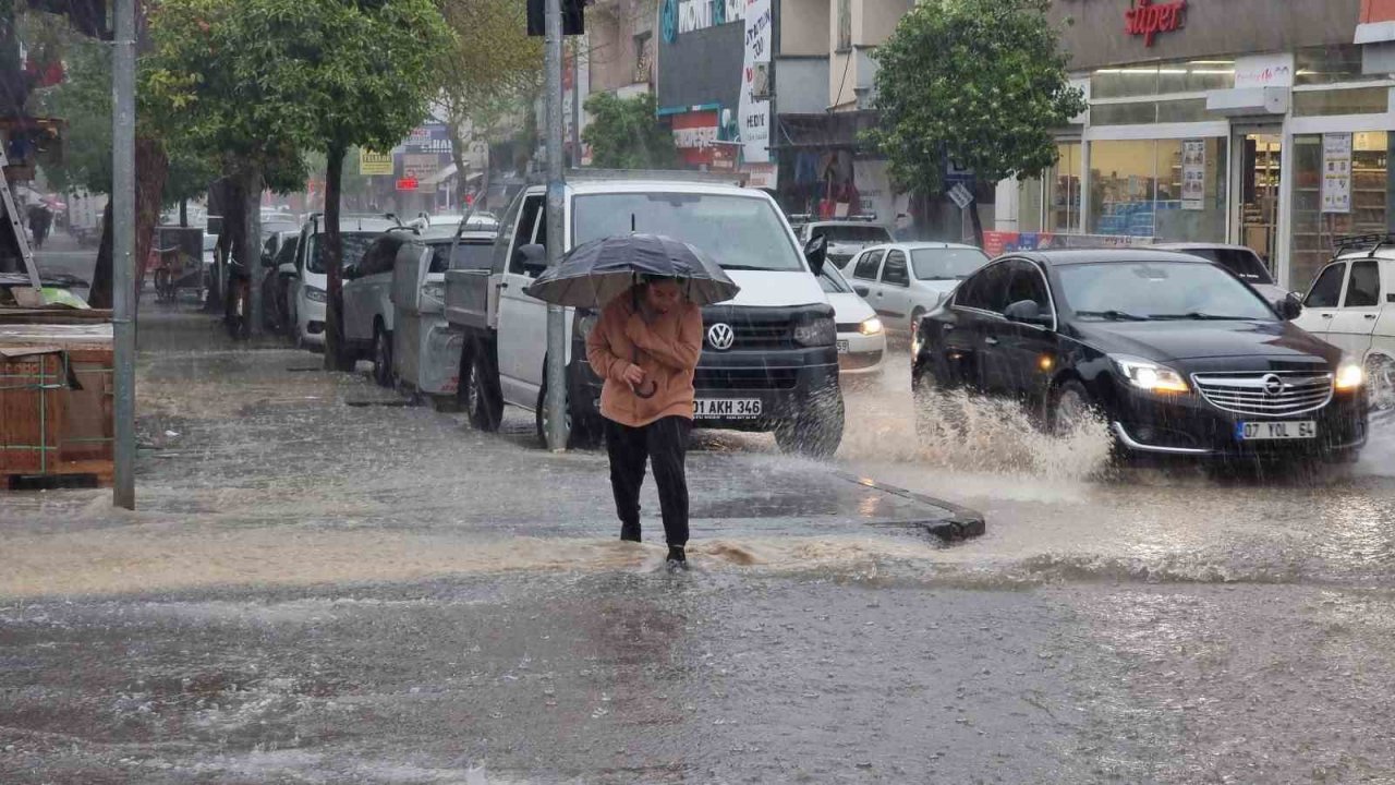 Şiddetli yağmur hayatı olumsuz etkiledi