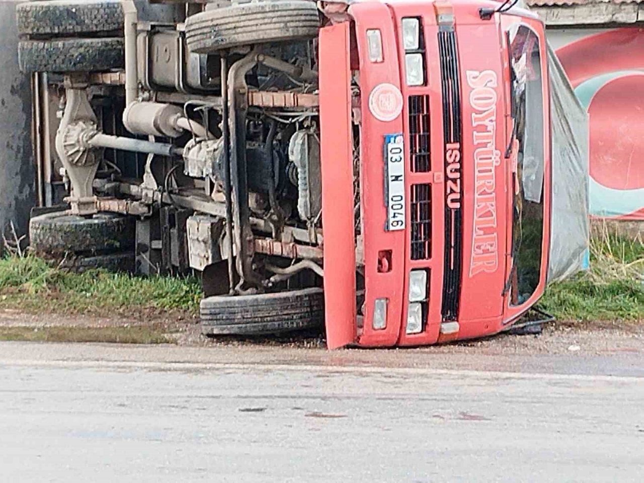 Kontrolden çıkarak devrilen kamyonetin sürücüsü yaralandı