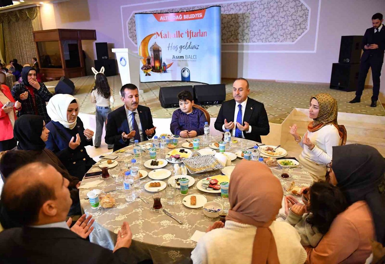 Bakan Çavuşoğlu Altındağlılarla iftar yaptı
