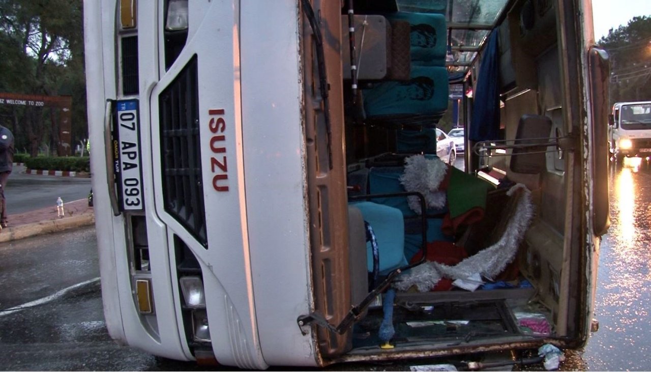 Fabrika personelini taşıyan servis devrildi: 7 yaralı