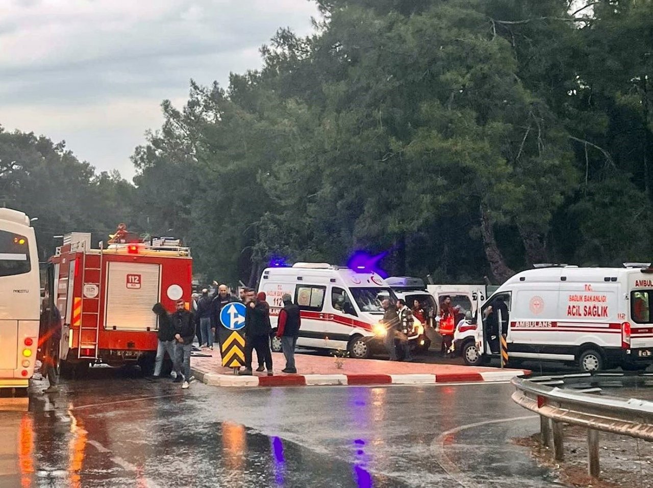 Fabrika personelini taşıyan servis devrildi: 7 yaralı