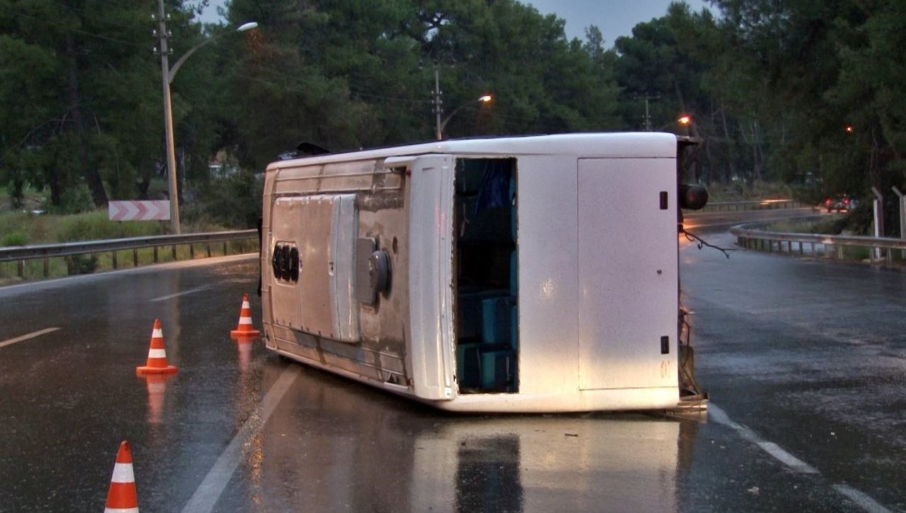 Fabrika personelini taşıyan servis devrildi: 7 yaralı