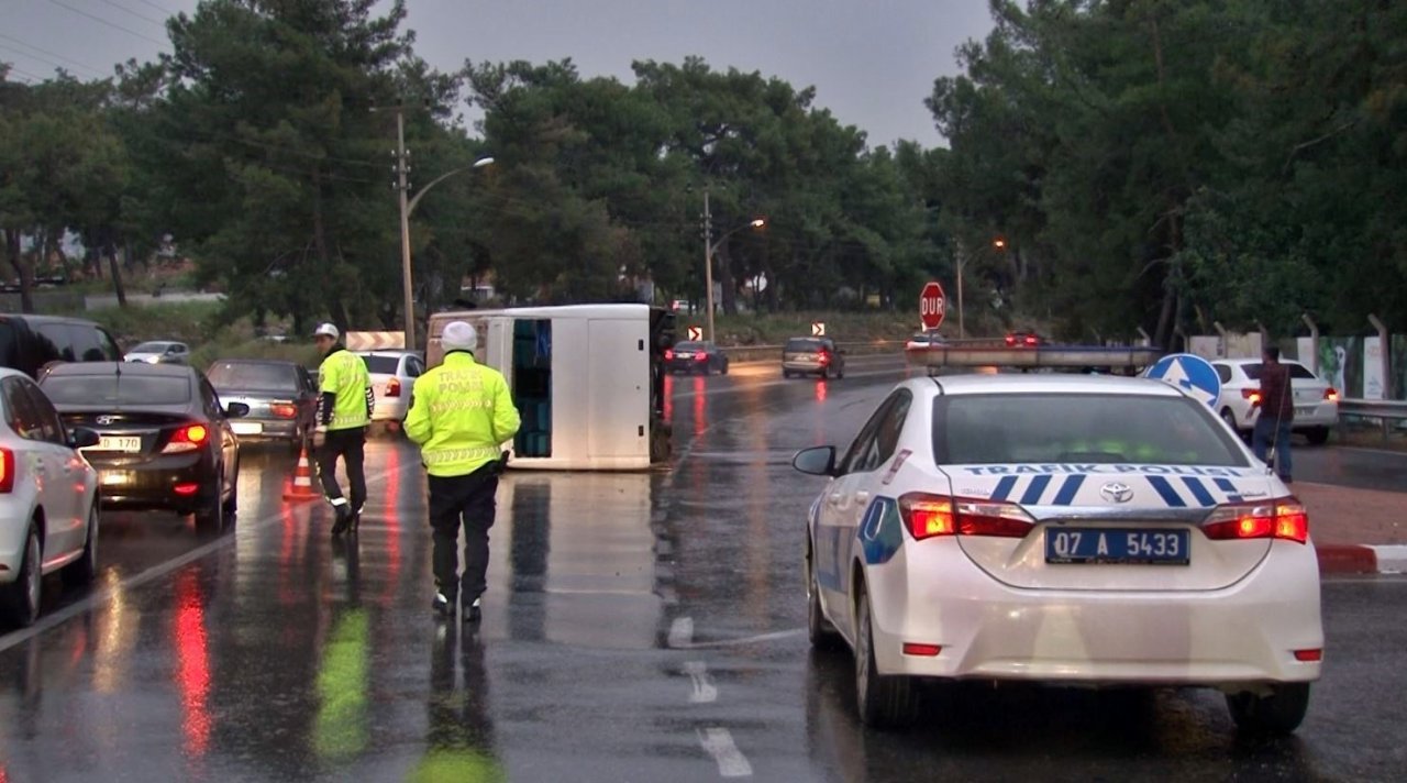 Fabrika personelini taşıyan servis devrildi: 7 yaralı