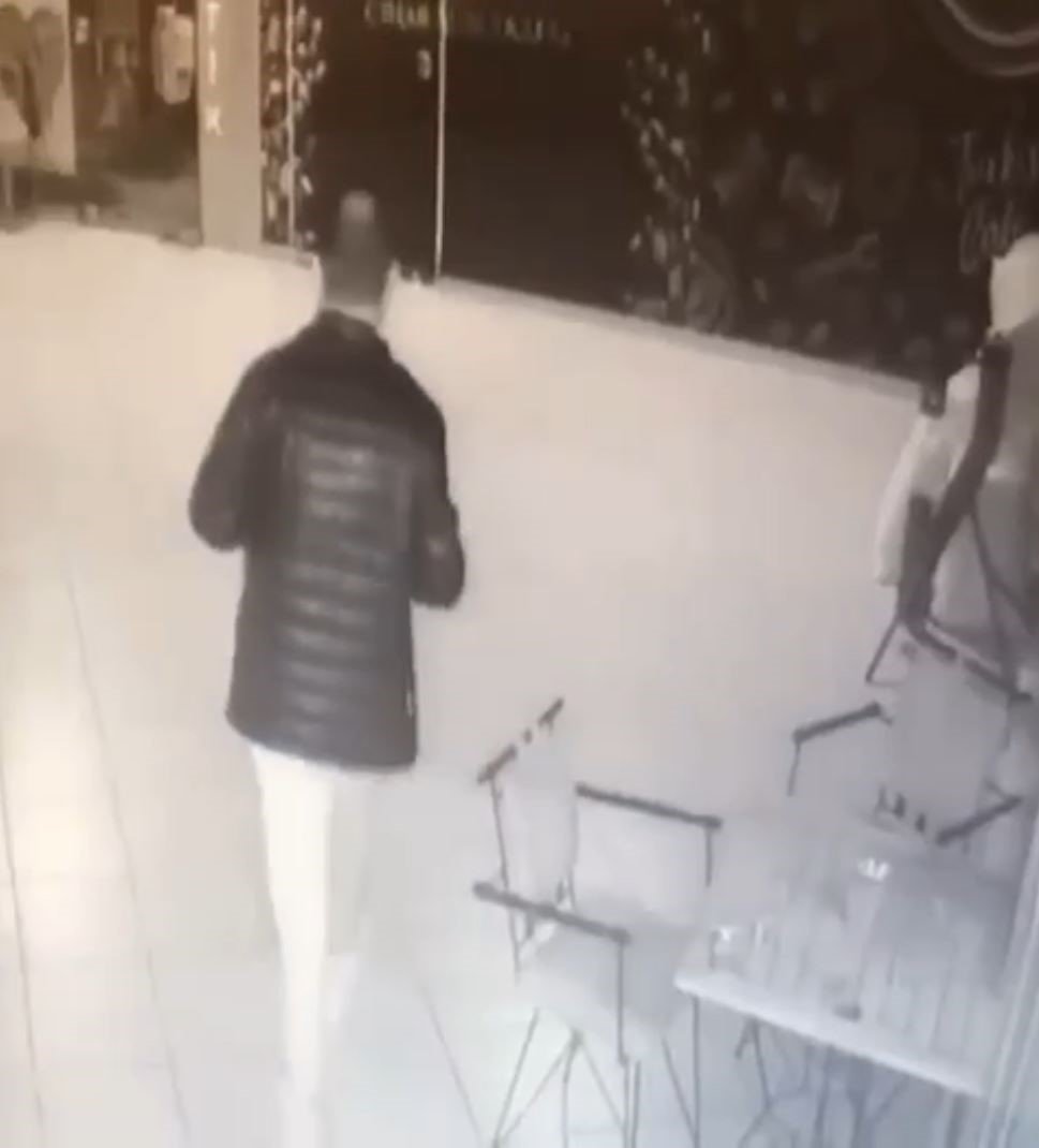 Antalya’da sigara hırsızlığı güvenlik kamerasında