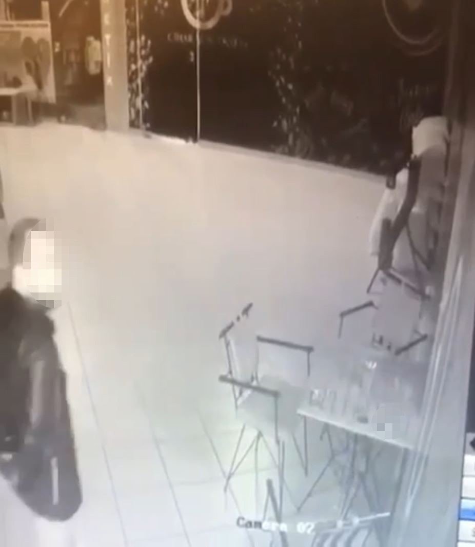 Antalya’da sigara hırsızlığı güvenlik kamerasında