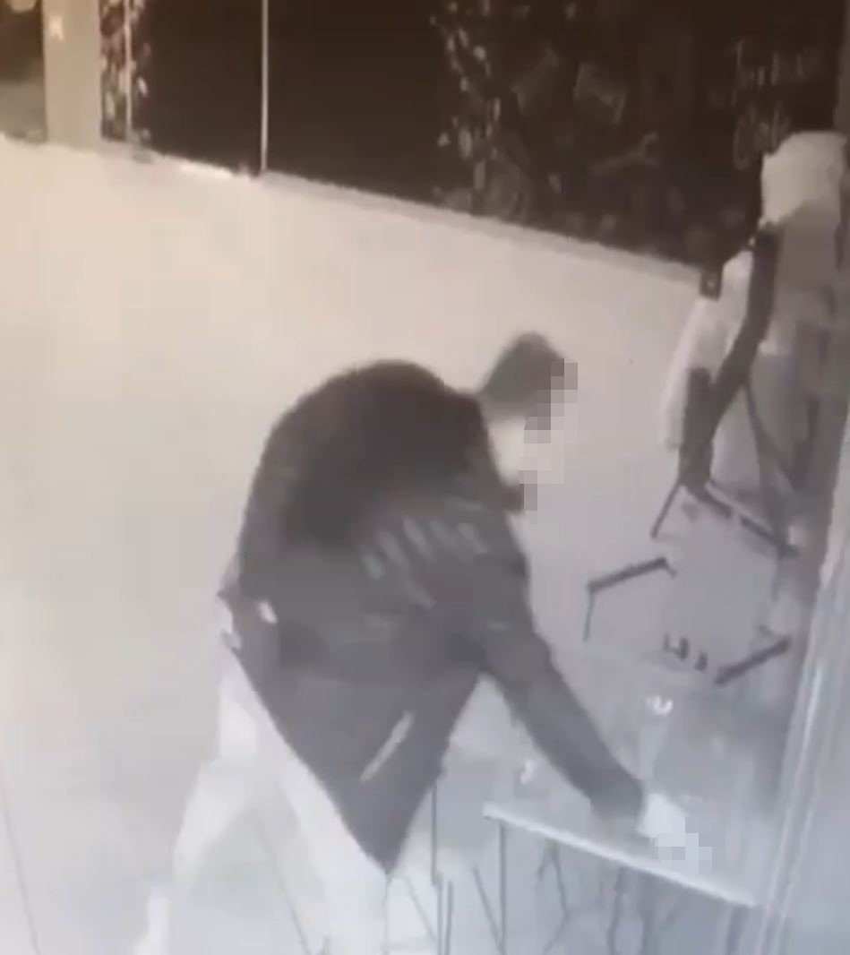 Antalya’da sigara hırsızlığı güvenlik kamerasında