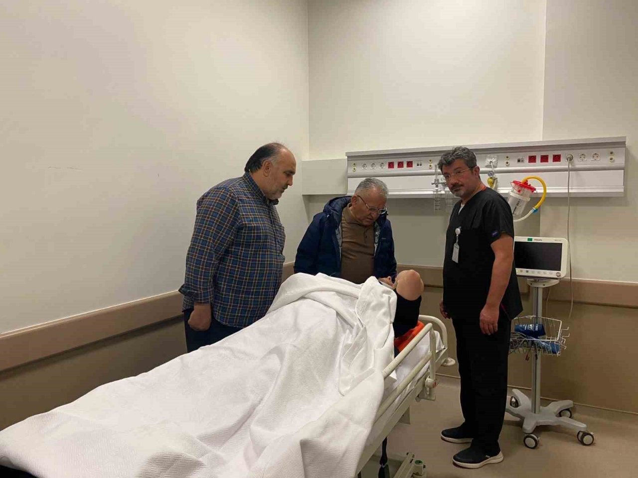 Başkan Büyükkılıç, trafik kazasında yaralanan vatandaşları ziyaret etti