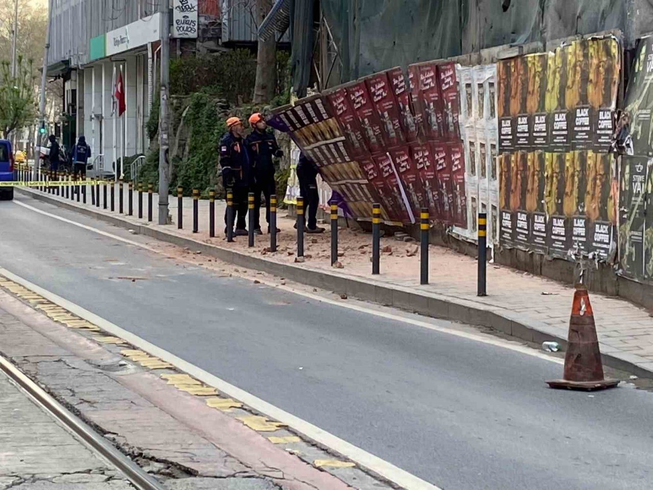Beyoğlu’nda 5 katlı metruk binada kısmi çökme: Tramvay seferleri durduruldu