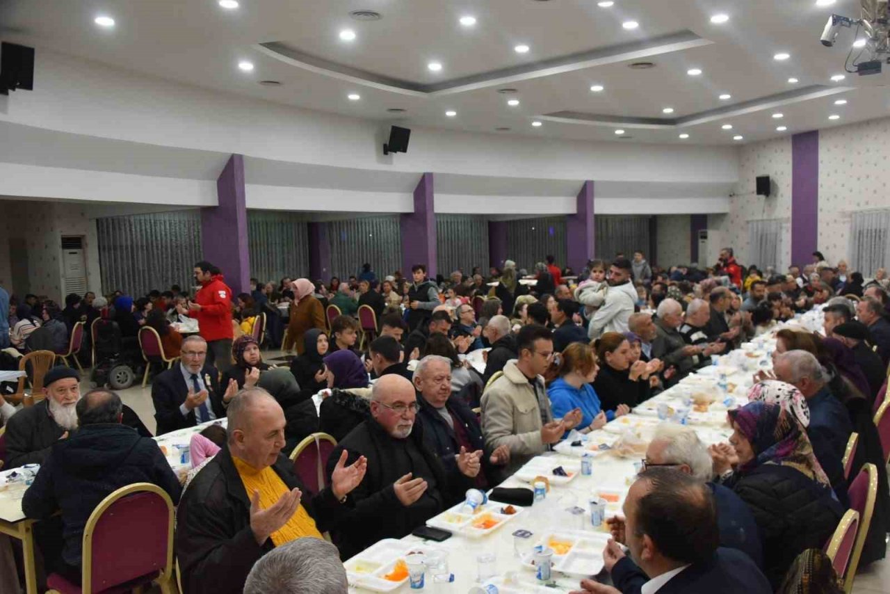 Bozüyük’te Şehit Aileleri ve Gaziler Dayanışma Derneği tarafından iftar programı düzenlendi