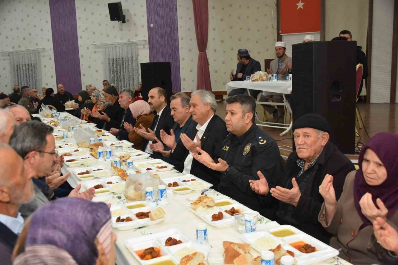Bozüyük’te Şehit Aileleri ve Gaziler Dayanışma Derneği tarafından iftar programı düzenlendi